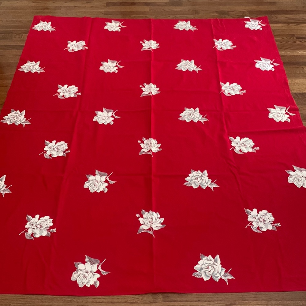 VINTAGE Rose pattern red tablecloth 🌹🌹🌹